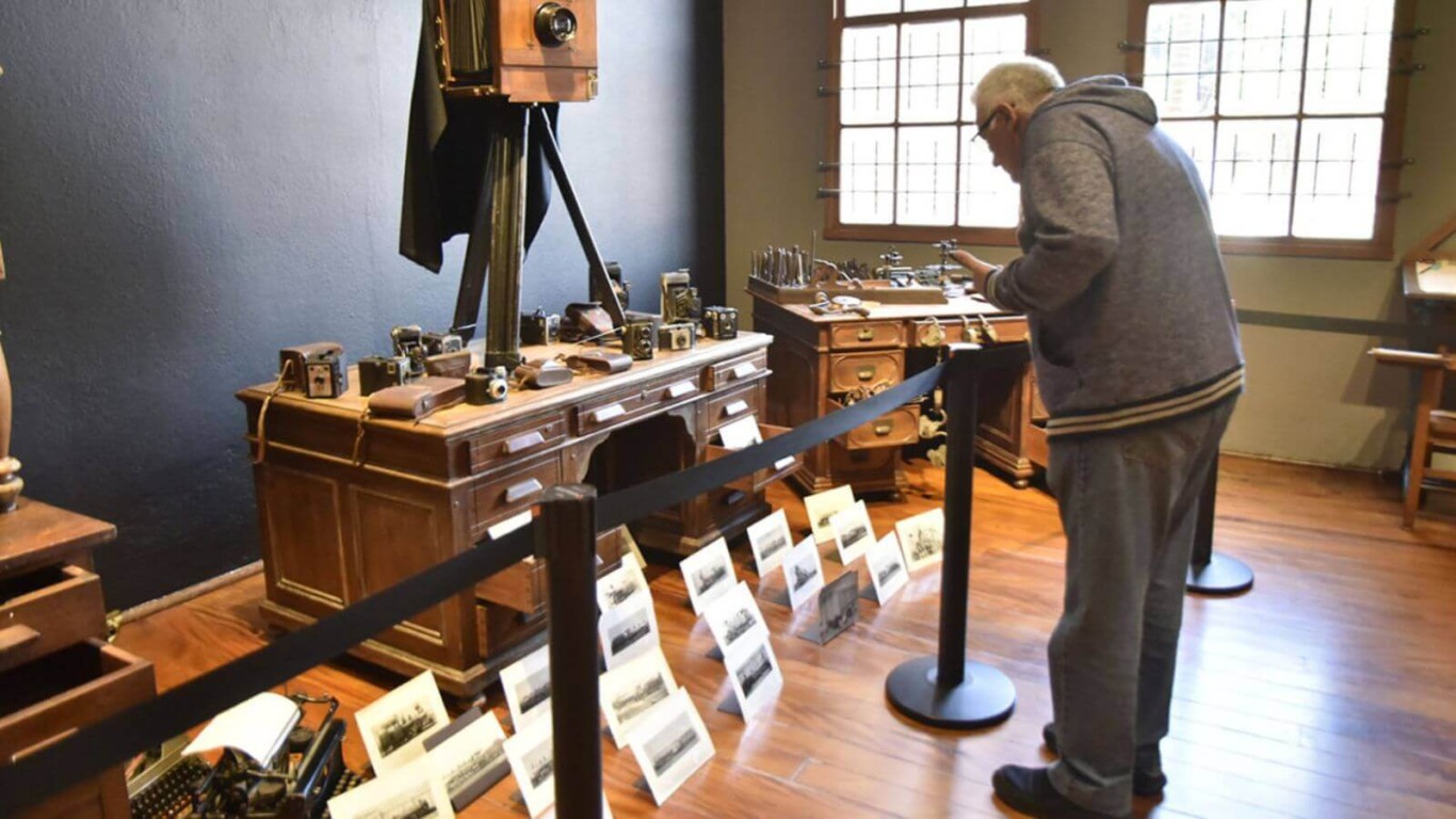 Idoso em Museu Ferroviário