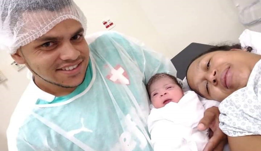 Pais com crianças, logo após o nascimento da bebê