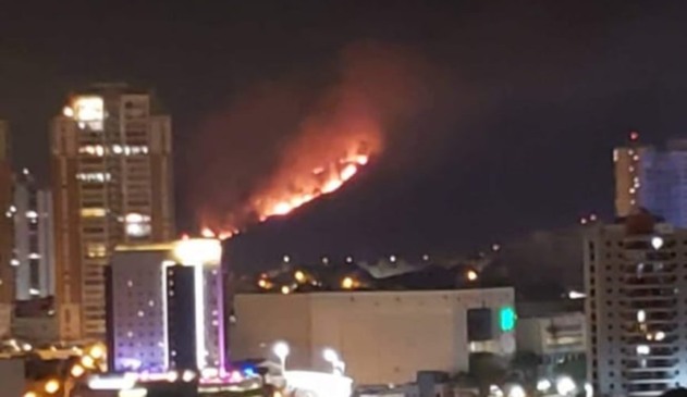 Morro da Baleia, em Jundiaí, pega fogo durante a virada (Foto: Vera Aida Borin Souza)