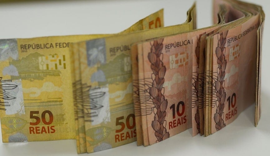 Foto de notas de 50 e 10 reais