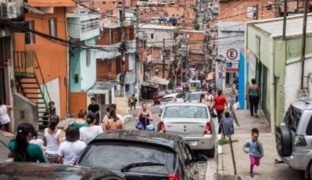 Rua movimentada com pessoas e veículos