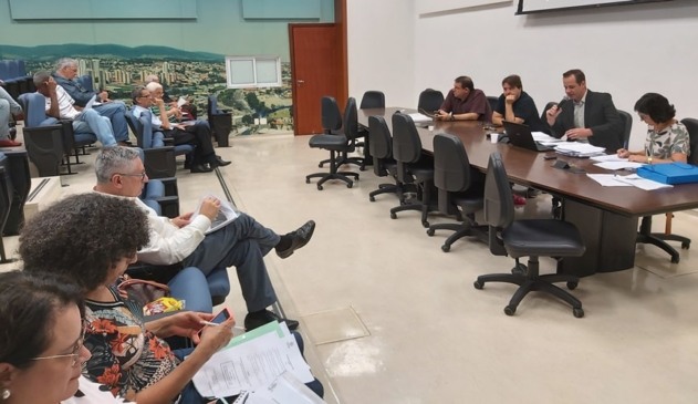 Pessoas em sala de reunião