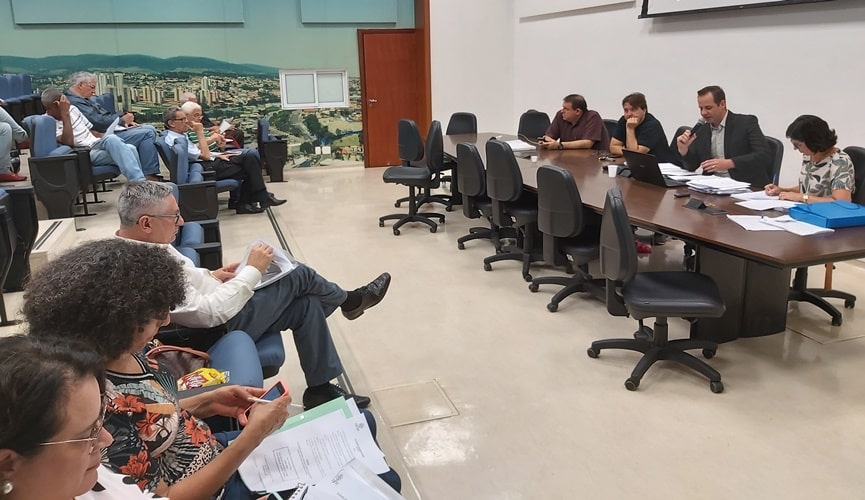 Pessoas em sala de reunião