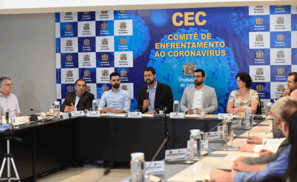 Prefeito Luiz Fernando Machado ao centro fala aos representantes municipais