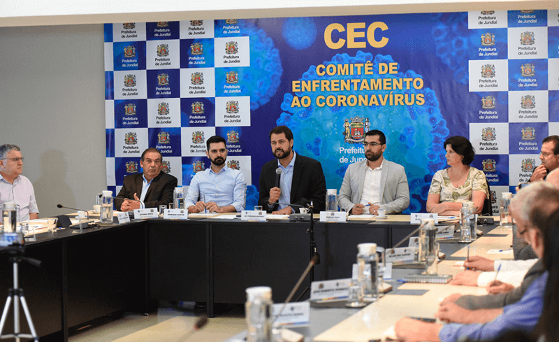 Prefeito Luiz Fernando Machado ao centro fala aos representantes municipais