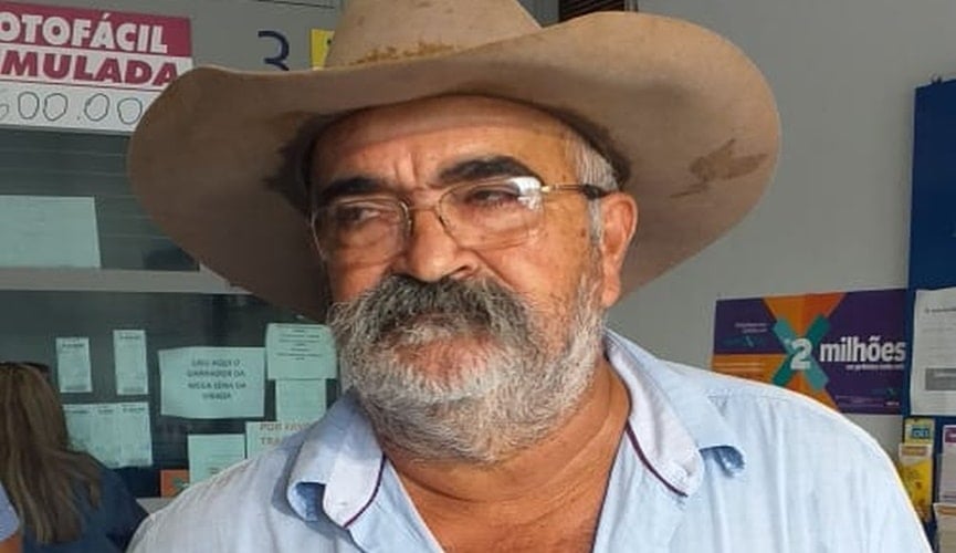 Idoso com chapéu gigante