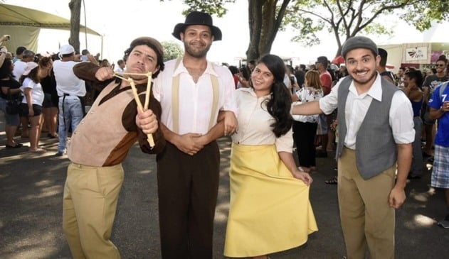 Foto de atores com roupas típicas do século retrasado