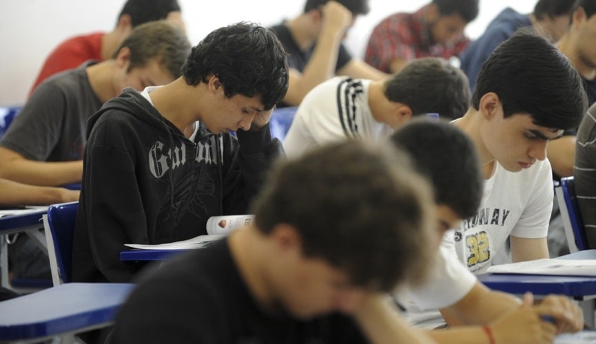 Sala de ensino médio com alunos da rede pública