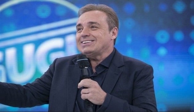Apresentador Gugu em programa de televisão