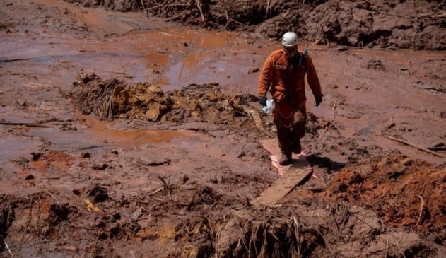 Bombeiro andando em lama