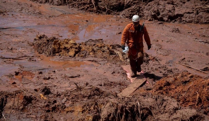 Bombeiro andando em lama