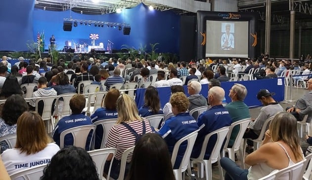 Premiação em espaço decorado