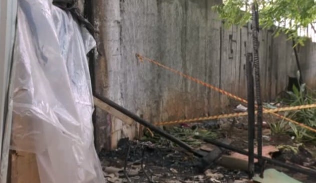 Barraco incendiado em meio à vegetação