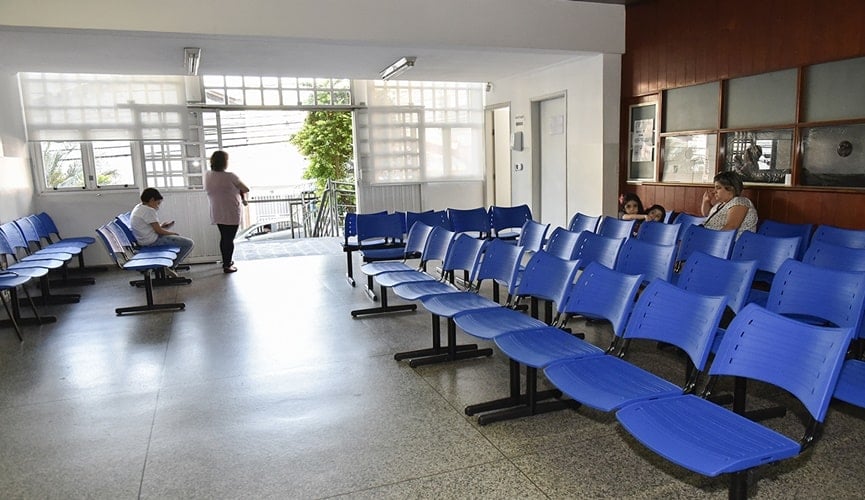 Recepção de ambulatório com cadeiras azul