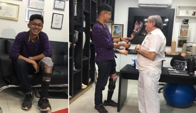 Rapaz negro sentado em sofá com perna caseira, à esquerda; Mesmo rapaz com médico idoso, à direita