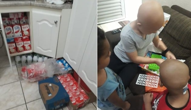 Leite em armário, à direita; crianças careca brincando, à esquerda