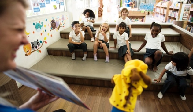 Crianças durante contação e histórias com professora.