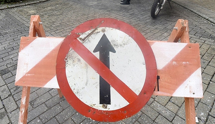 Placa de interdição de trânsito