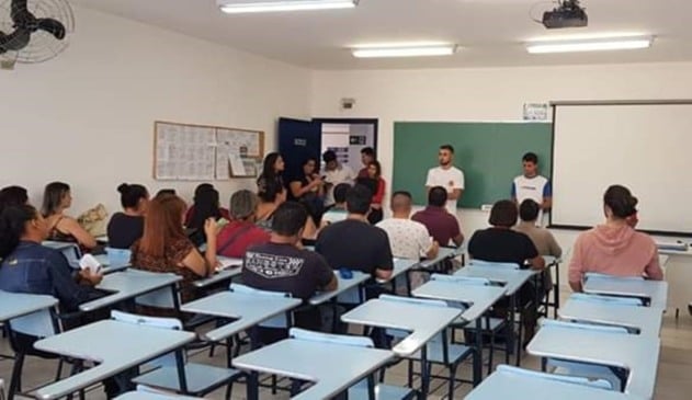 Foto de uma sala de universidade