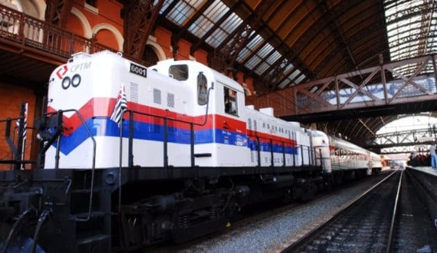 Trem antigo na Estação da Luz em São Paulo