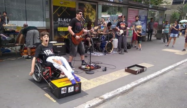 Cadeirante tocando cajón