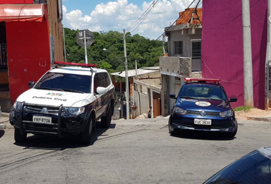 viaturas da guarda municipal e de fiscalização subindo uma rua de residencial