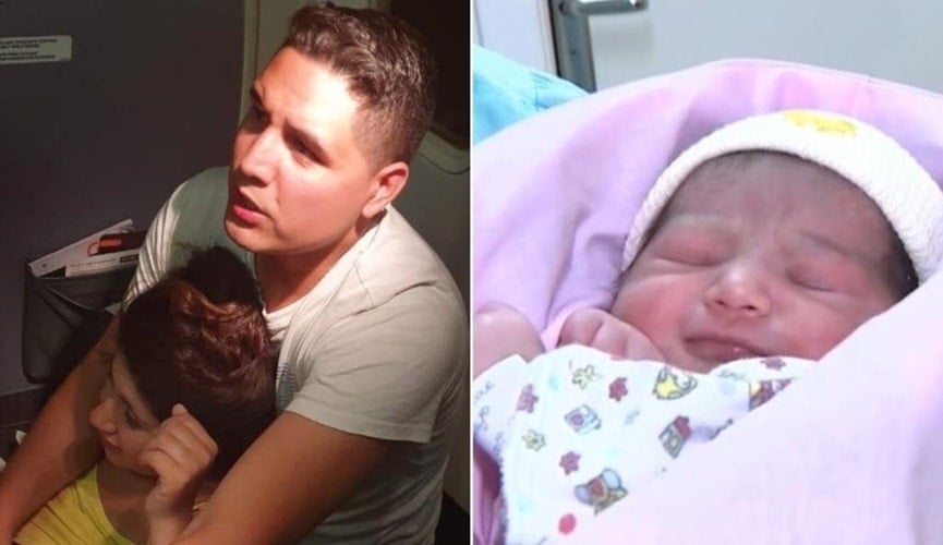 Casal sentado no chão, à esquerda; bebê recém-nascida, à direita