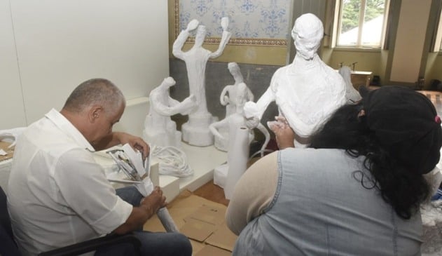 Esculturas brancas de papel