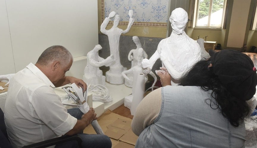 Esculturas brancas de papel