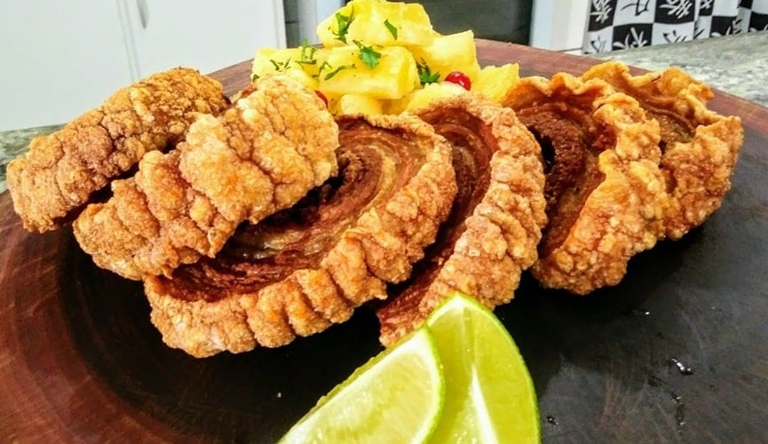 Torresmo em rolo com fatias de limões