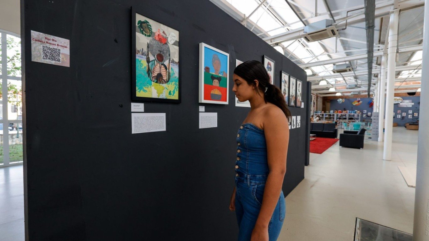 Exposição de cartazes  da programação especial em Jundiaí