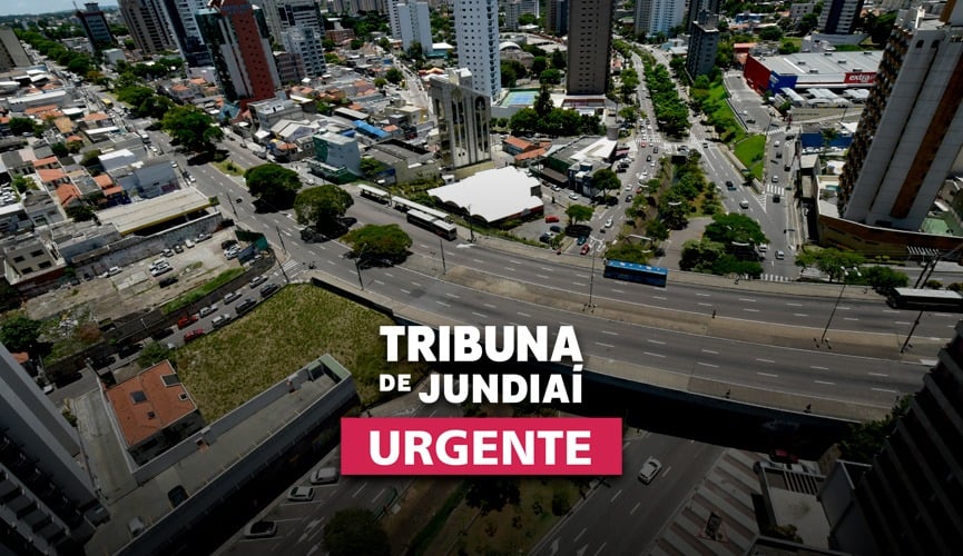 Foto da cidade com adesivo de urgente Foto da cidade com adesivo de urgente