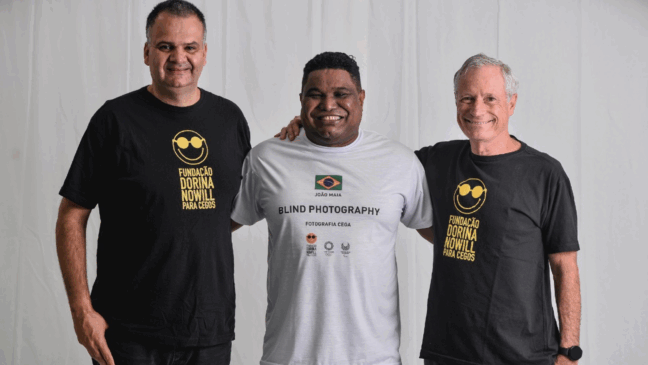 João Maia, ao centro, junto com Alexandre Munck e Francisco Della Mana, respectivamente o superintendente executivo e o presidente do Conselho da Fundação Dorina (foto: divulgação)