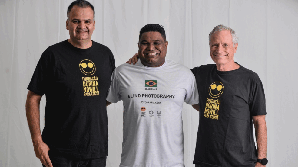 João Maia, ao centro, junto com Alexandre Munck e Francisco Della Mana, respectivamente o superintendente executivo e o presidente do Conselho da Fundação Dorina (foto: divulgação)