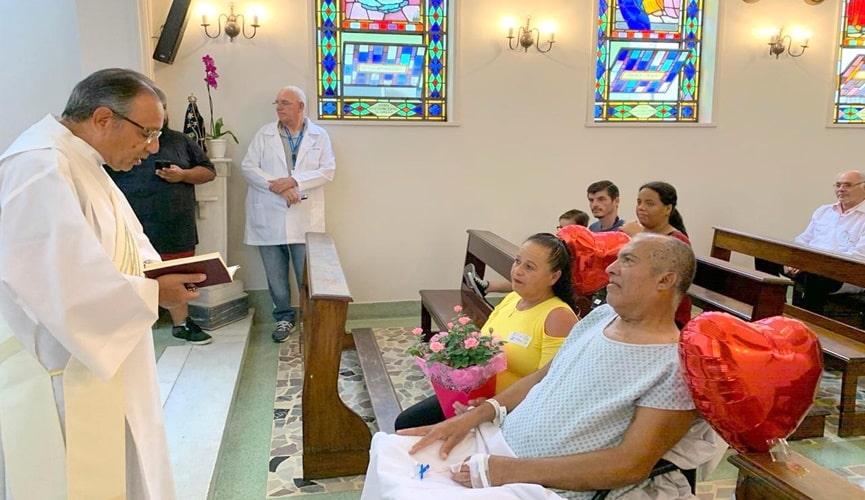 Casal durante cerimônia matrimonial em hospital