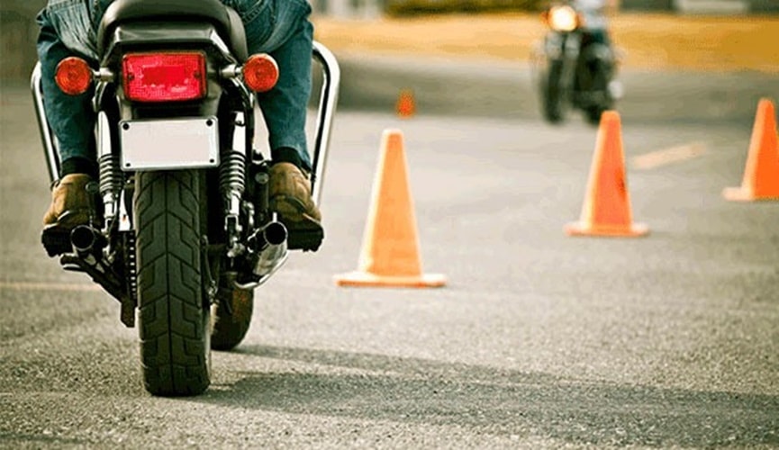 Moto fazendo percurso em cones