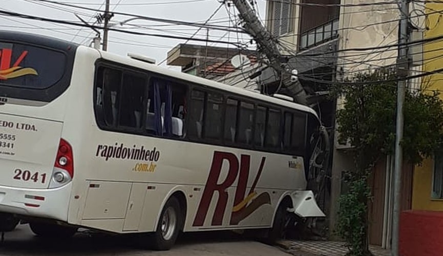 Ônibus colidindo com poste em bairro urbano