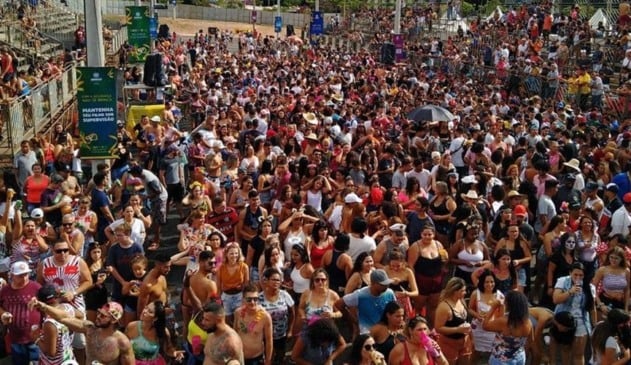 Foto de pessoas pulando carnaval
