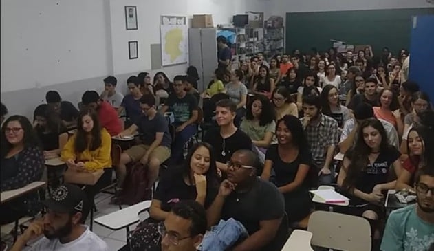 Foto de pessoas em sala de aula