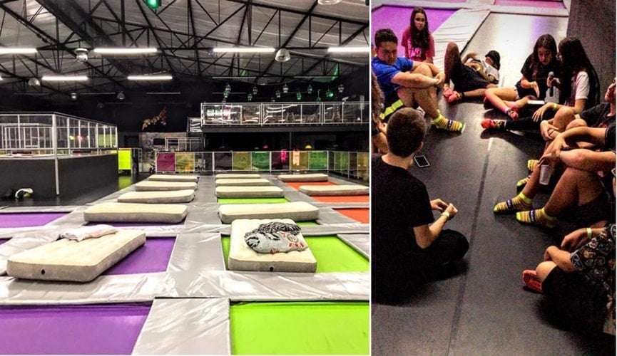 Camas elásticas, com travesseiros e cobertas, à esquerda; foto de jovens sentados em roda, à direita