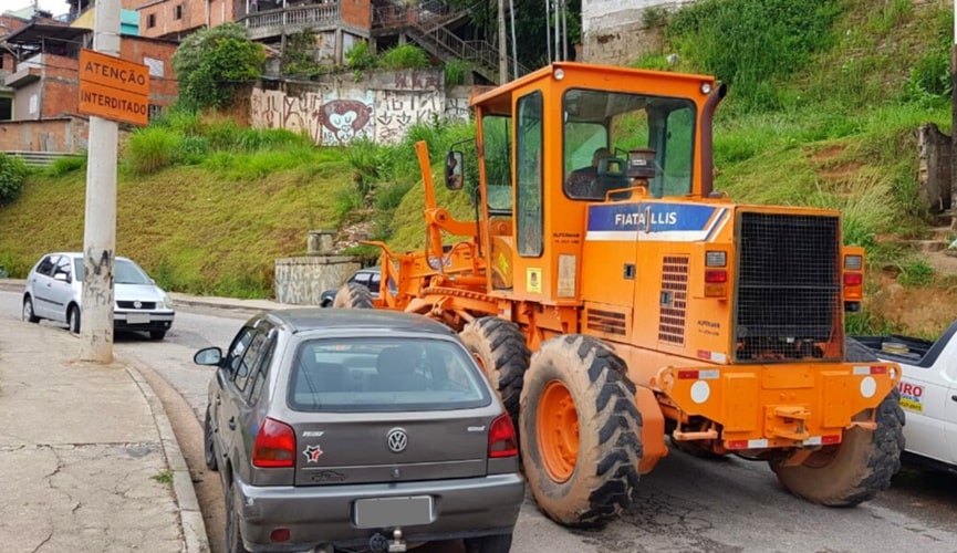 Máquina passando no meio dos veículos