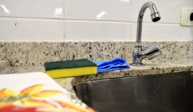 Pia com esponja de lavar louça e pano de limpeza