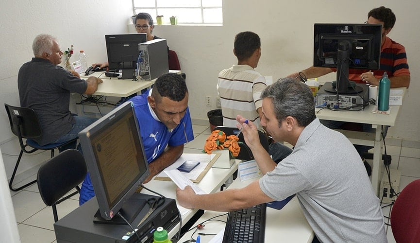 Pessoas sendo atendidas em sala
