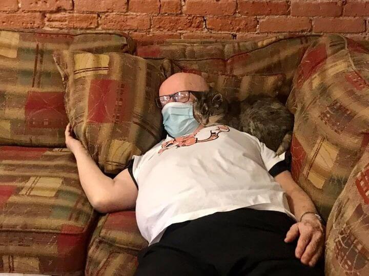 Idoso dormindo com gatinhos