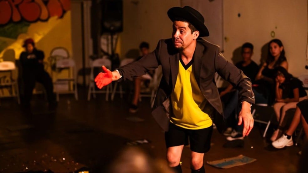 Rodrigo em personagem no espetáculo