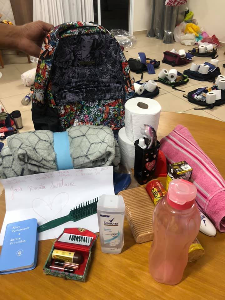 Mochila com itens de higiene em mesa