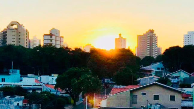 Imagem aérea de Jundiaí com sol intenso