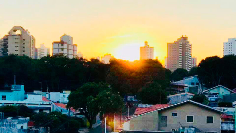 Imagem aérea de Jundiaí com sol intenso