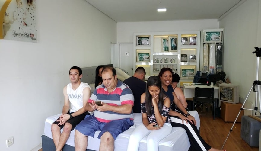 Pessoas sentadas em cama