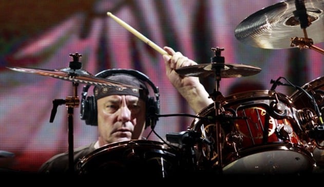 Neil tocando bateria em palco